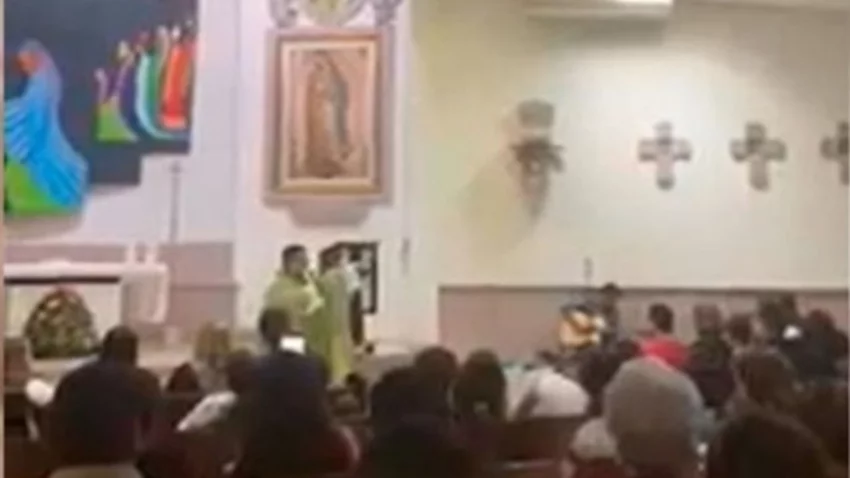 Un cura fanático de Karol G cantó "Tusa" en plena misa
