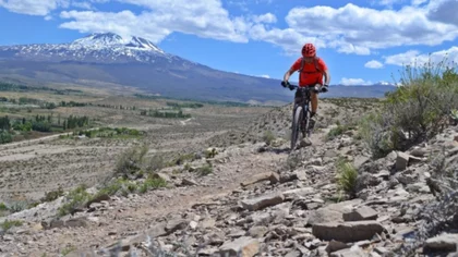 ¡Invitan a recorrer el volcán Tromen en bici!