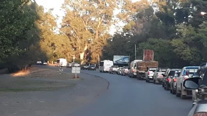 Municipales de Centenario realizan corte en el puente de Cinco Saltos