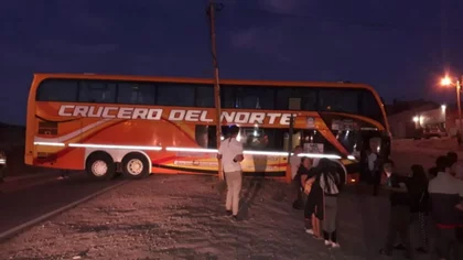 Se quedó sin frenos y chocó contra un poste para evitar una tragedia