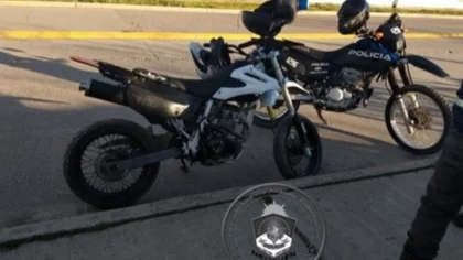 A lo zombie, un hombre atacó a mordiscos a un policía