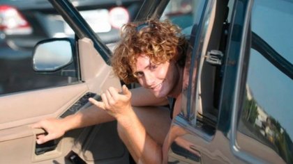 Ordenan la captura de surfer que huyó de la cuarentena