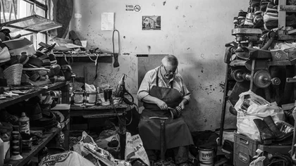 Es zapatero hace 25 años, el aislamiento lo dejó sin su trabajo y pasión