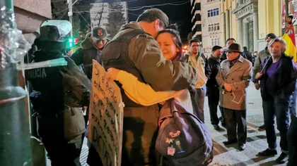 Policías salieron a la calle disfrazados de coronavirus
