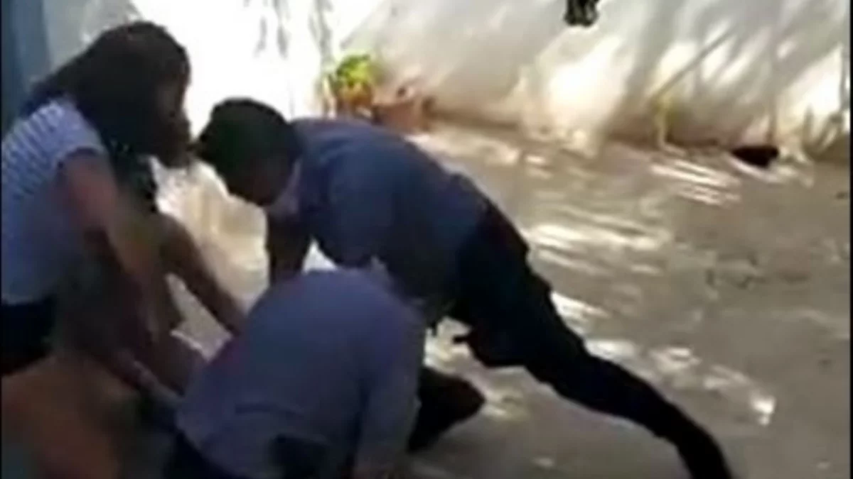 La policía entró al patio y le dio una paliza a un chico