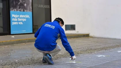 Coronavirus: pintaron la distancia para la fila del banco