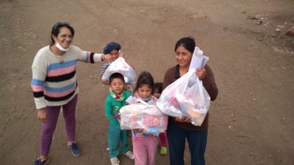 En zonas rurales entregan las tareas escritas en papel