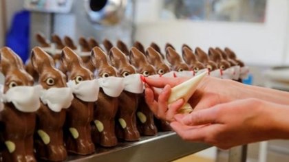 Venden conejos de chocolate con barbijos