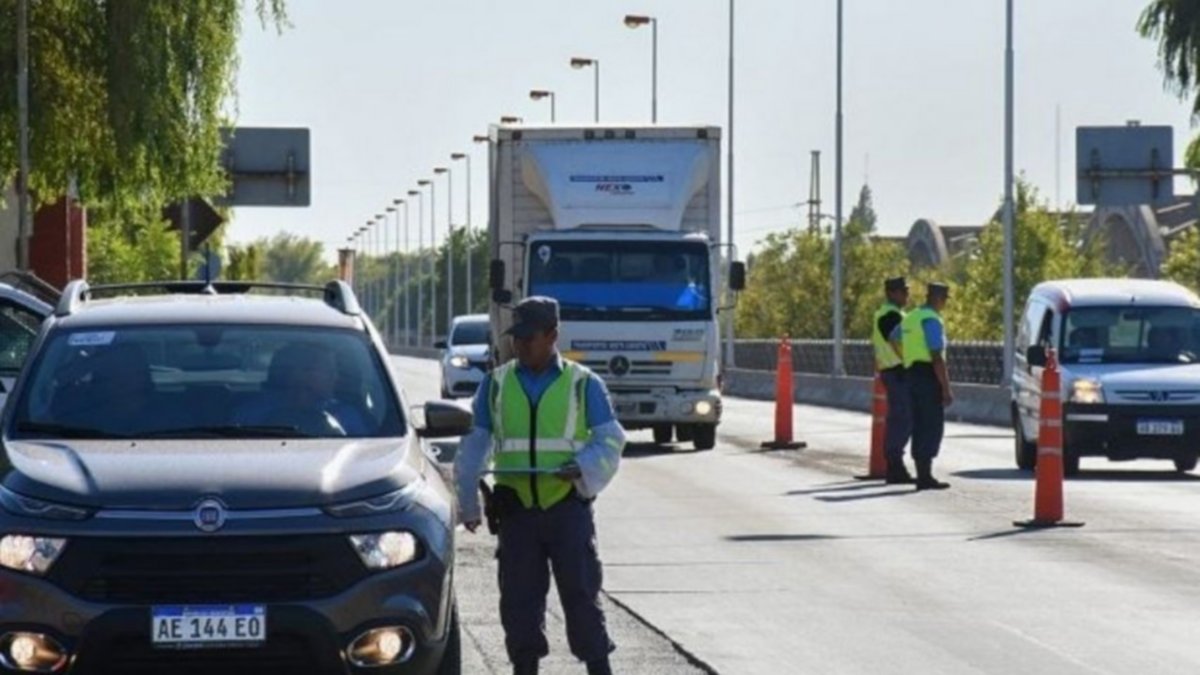 Intentó pasar a un amigo en el baúl y quedó demorado