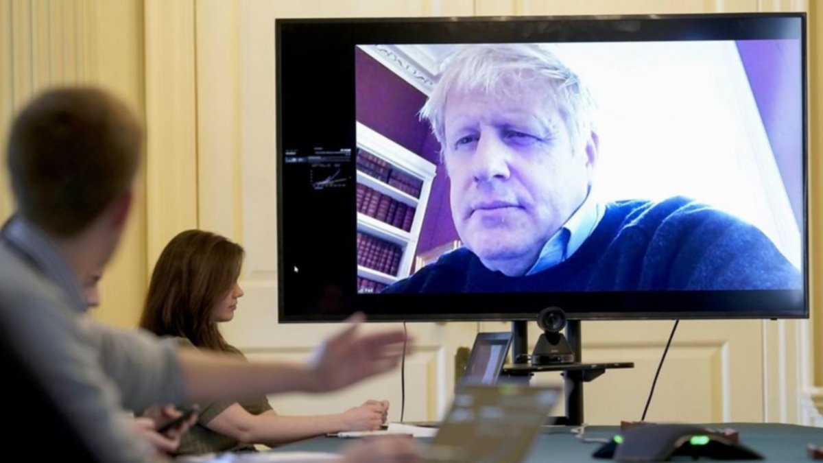 Boris Johnson sigue en terapia, estable y de buen ánimo