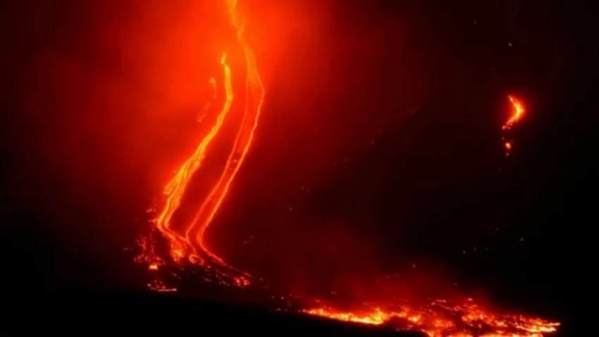 El volcán Krakatoa volvió a rugir