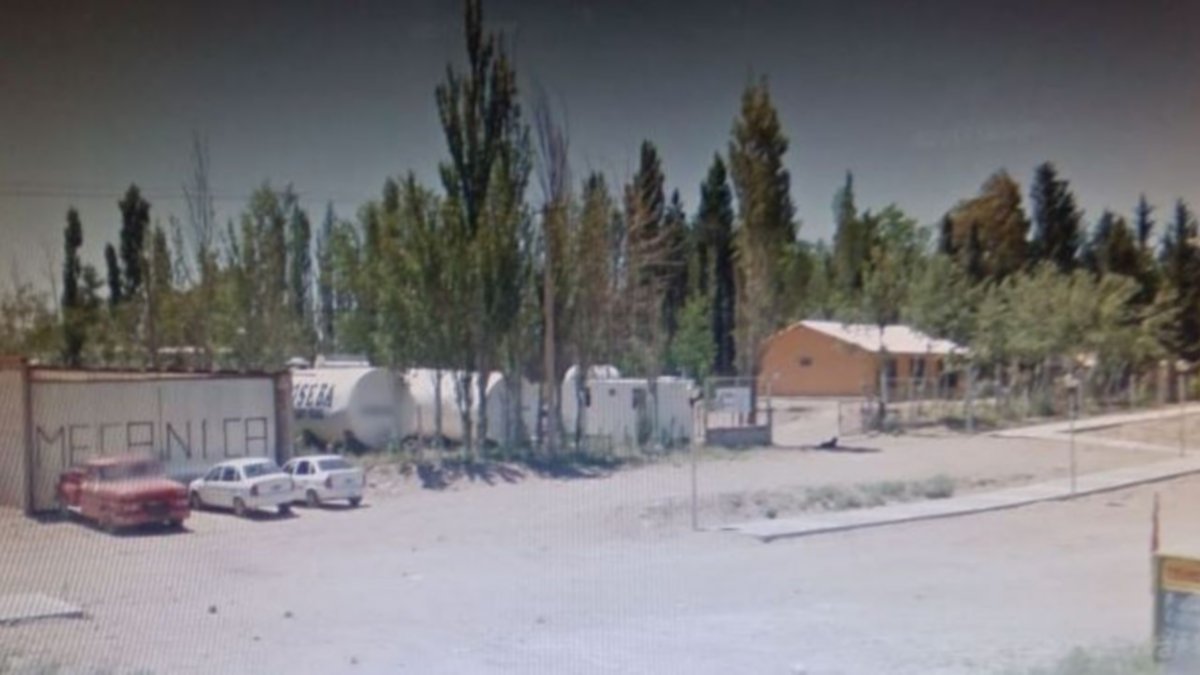 En la comarca petrolera: Asado en la vereda en plena cuarentena