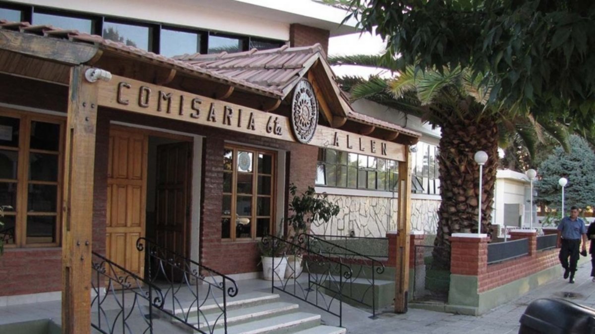 Empleada policial fue detenida por participar de una "fiesta"