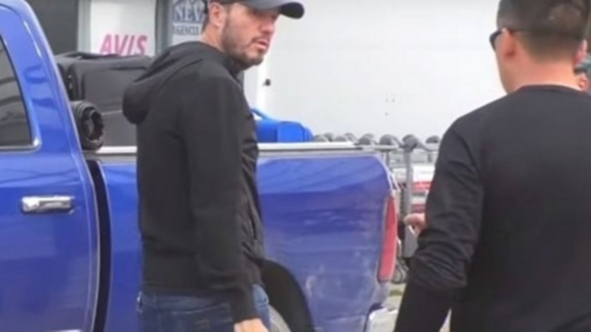 Denuncian que Tinelli se hizo llevar una valija en un vuelo humanitario