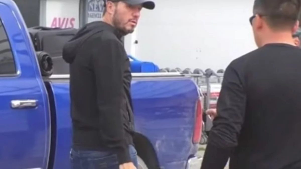 Denuncian que Tinelli se hizo llevar una valija en un vuelo humanitario