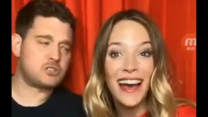 Michael Bublé le dio un codazo a Luisana Lopilato en vivo