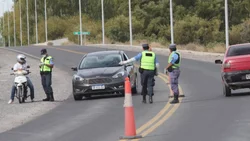 Se escondieron en un camión para cruzar de Cipolletti a Neuquén