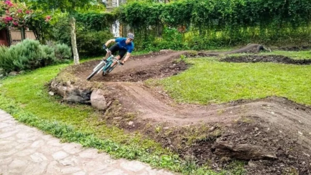 Ciclista argentino construyó una pista en su casa para entrenar