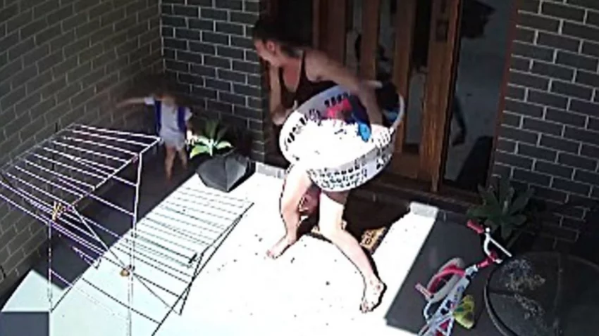 Salvó a su hija de ser mordida por una serpiente
