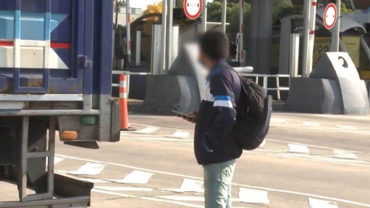 Escondieron a un menor entre cajones de verdura para hacerlo trabajar