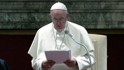 Francisco pidió por los que "no tienen dinero ni trabajo"