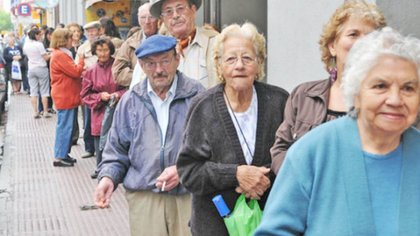 Las jubilaciones, pensiones, AUH y AUE aumentan un 15%