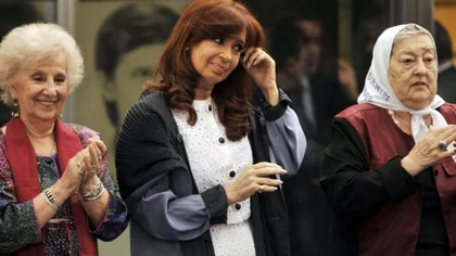 Cristina y funcionarios saludan a Madres de Plaza de Mayo