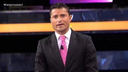 En plena entrevista de TV, pasó su amante desnuda por detrás