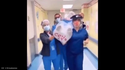 Indignación: Enfermeros bailan con supuesto cadáver con COVID-19
