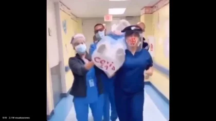 Indignación: Enfermeros bailan con supuesto cadáver con COVID-19