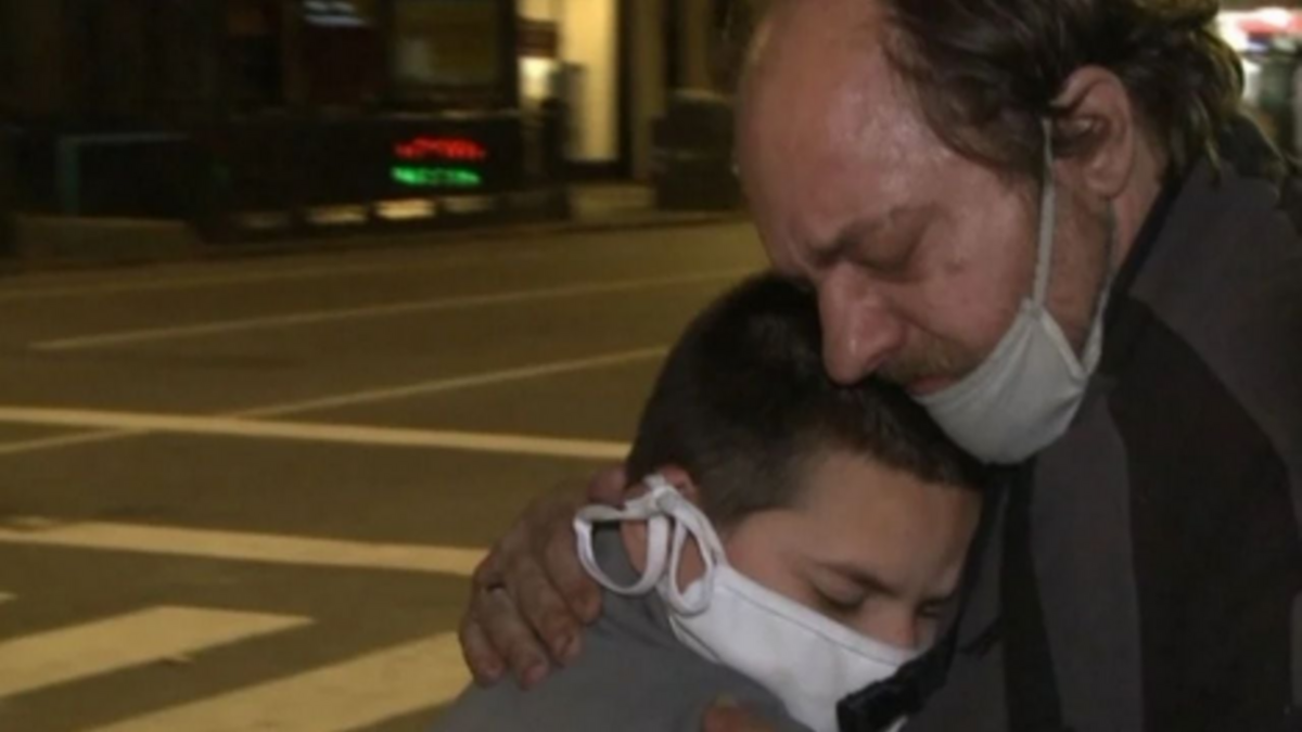 Perdió su trabajo por la cuarentena y vive en la calle con su hijo