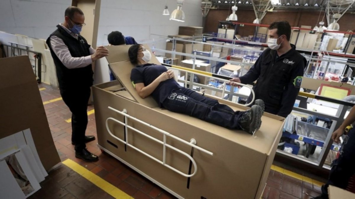Crearon una cama de hospital que se convierte en ataúd