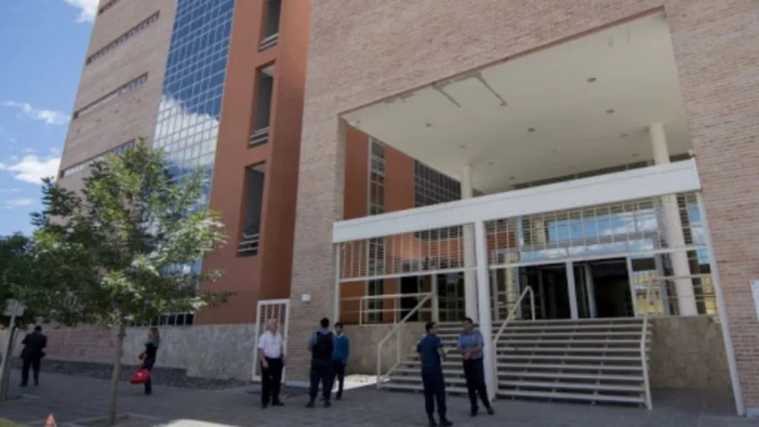 Vivía con su madre y la sometía a violencia económica