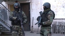 Tomó de rehén a su familia, se emborrachó y se durmió: lo detuvieron