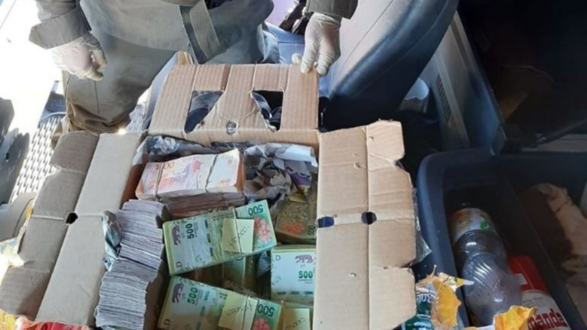 Iban escondidos en un camión, con más de un millón de pesos