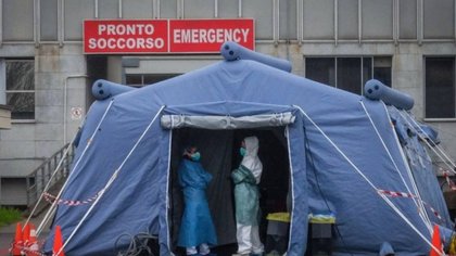 La población de Wuhan combate el coronavirus bajo la lluvia