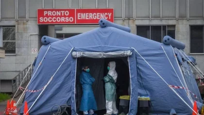 La población de Wuhan combate el coronavirus bajo la lluvia