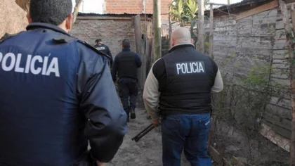Detienen a policia por abusar de la amiga de su hijastra
