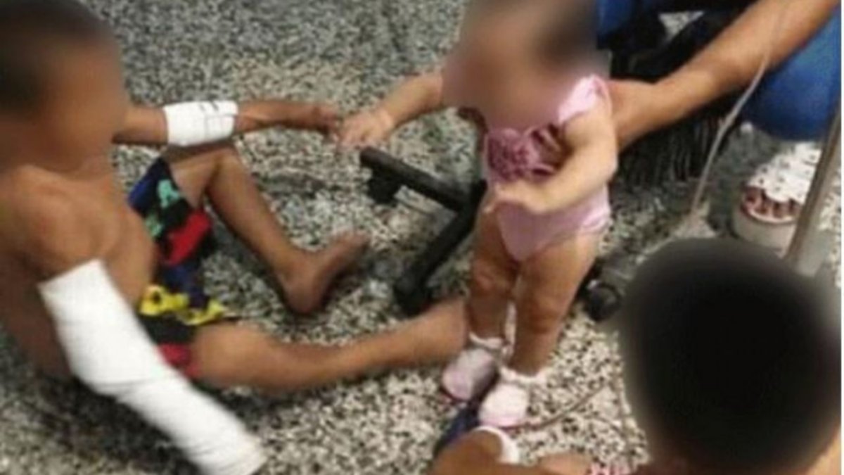 Golpeó con cadenas y machetazos a sus tres pequeños hijos