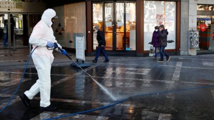 La OMS advierte sobre los riesgos de rociar las calles con desinfectante