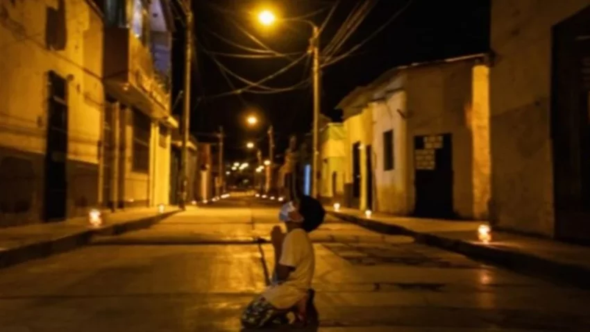 "Pedido al cielo": reza en la calle para que se termine la pandemia