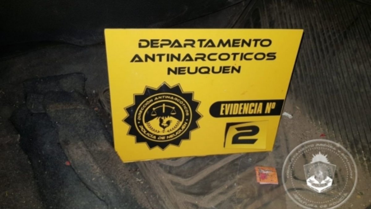 Madrugada de fuga: dos jóvenes "paseaban" en auto con cocaína y LSD