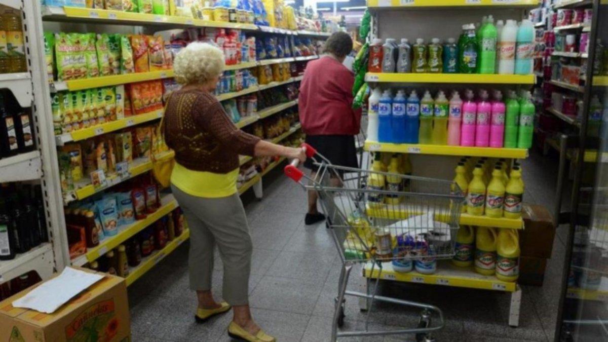 Cada vez compramos menos: el consumo acentuó su caída