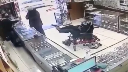 Sosteniendo el arma con los pies, ¡quiso asaltar una joyería!