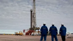 Un bono en dos cuotas para petroleros, mientras se negocia