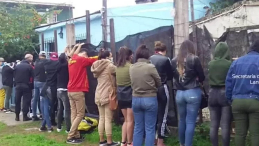Fiesta de cumple popular y un desfile de jóvenes detenidos