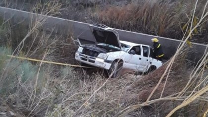 Robaron una camioneta y terminaron en el fondo de un canal