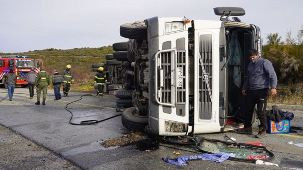 Camión ganadero volcó en la zona de El Foyel