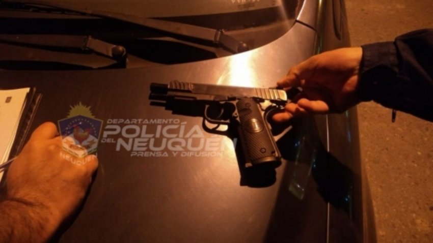 Bajó del auto a discutir con una 9 mm. en la mano