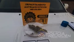 Detienen a "gente del ambiente" con un poco de marihuana
